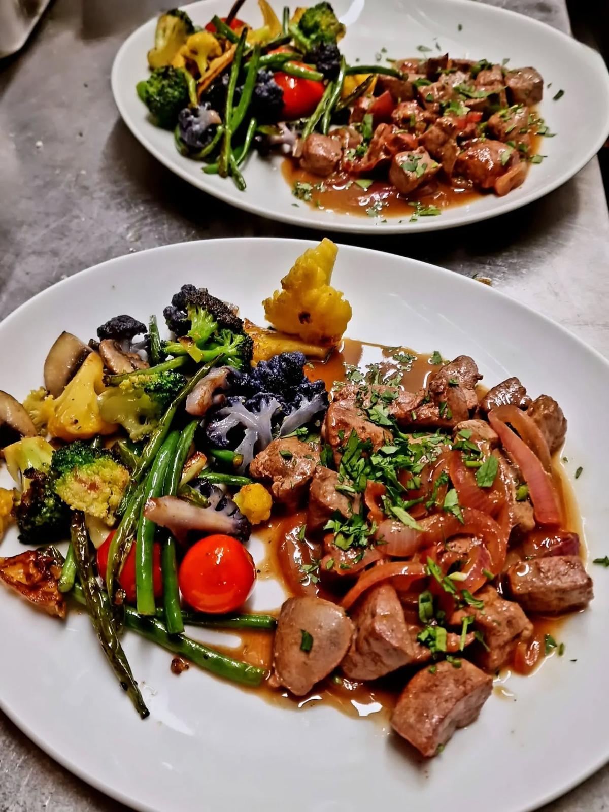 Viande braisée et légumes de saison